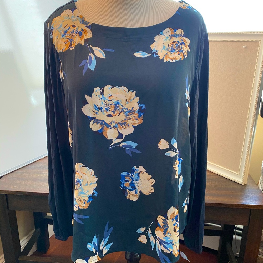 Maurices size 2 top NWOT beautiful!